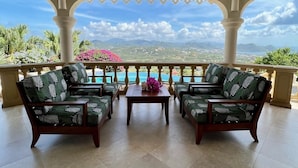 Ein Balkon mit Blick auf Berge und einen Pool.
