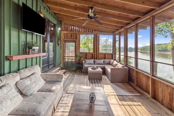 Televisión y chimenea 