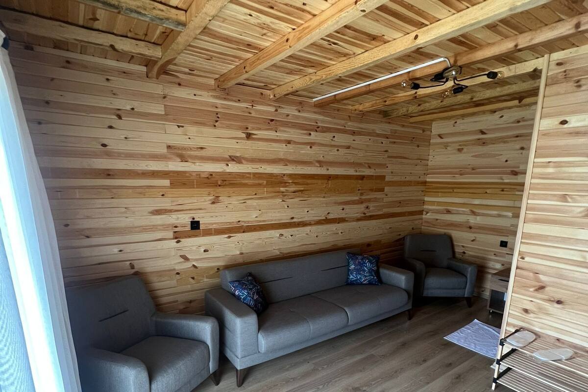 Luxury-Baumhaus | Wohnbereich | 82-cm-Smart-TV mit Kabelempfang, Fernseher