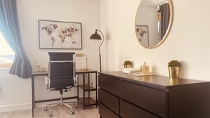 A modern office space with a desk, chair, lamp, and decorative items. - Spacious 2 Bedroom City pad in Old Street London (London)