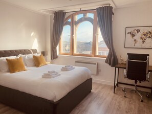 2 bedrooms, desk, iron/ironing board, travel cot - Spacious 2 Bedroom City pad in Old Street London (London)