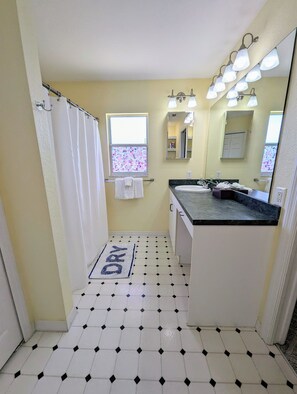 Towels, toilet paper - Cozy home quiet area, short drive to the beach. Perfect for traveling nurse  (Cape Coral)