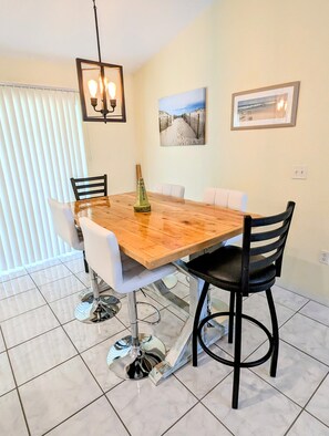 Dining - Cozy home quiet area, short drive to the beach. Perfect for traveling nurse  (Cape Coral)