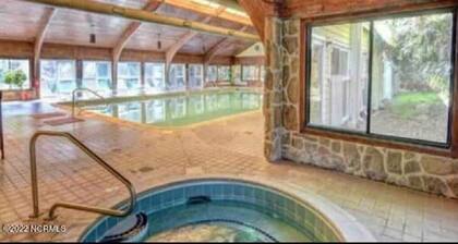 Surfrider Getaway - Steps Away from the beach!