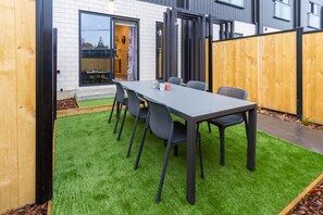 Outdoor dining - 3 Bedroom 2 Bathroom Hagley Parkside Perch (Christchurch)