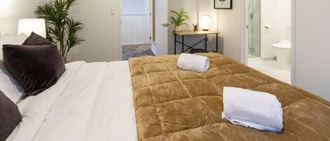 3 bedrooms, desk, iron/ironing board, travel cot