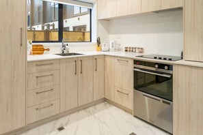 Jääkaappi, mikroaaltouuni, uuni, liesi