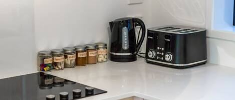 Een koelkast, een microgolfoven, een oven, een kookplaat