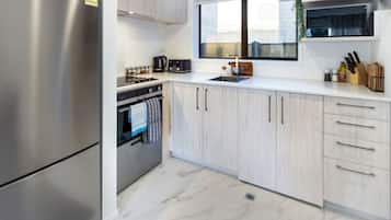 Refrigerador, microondas, horno, placa de cocina