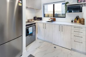 Frigorifero, microonde, forno, piano cottura