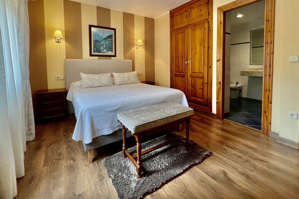 Double or Twin Room | Desk, laptop workspace, blackout drapes, WiFi (free)