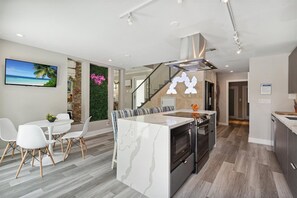 Réfrigérateur, four à micro-ondes, un four, surface de cuisson