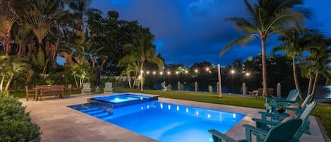 Una piscina al aire libre, una piscina climatizada