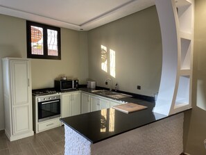 Fridge, oven, dishwasher, coffee/tea maker