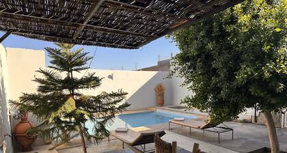 Charming house with private pool , 10 mns from city