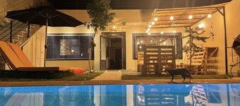 Charming house with private pool , 10 mns from city