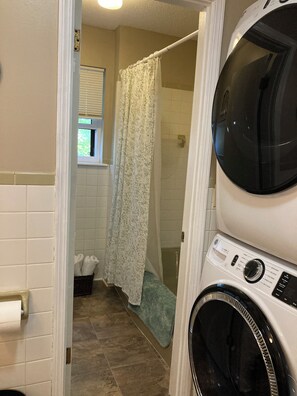 Shower, hair dryer, towels, soap - Quiet family space close to town. In walking distance of the baseball fields. (Russellville)