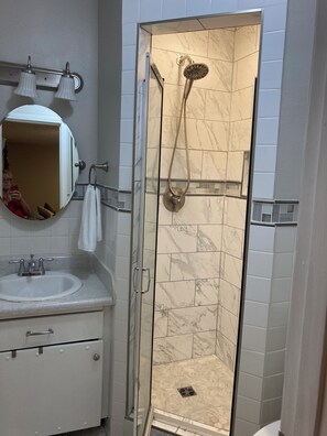 Dusche, Haartrockner, Handtücher, Seife