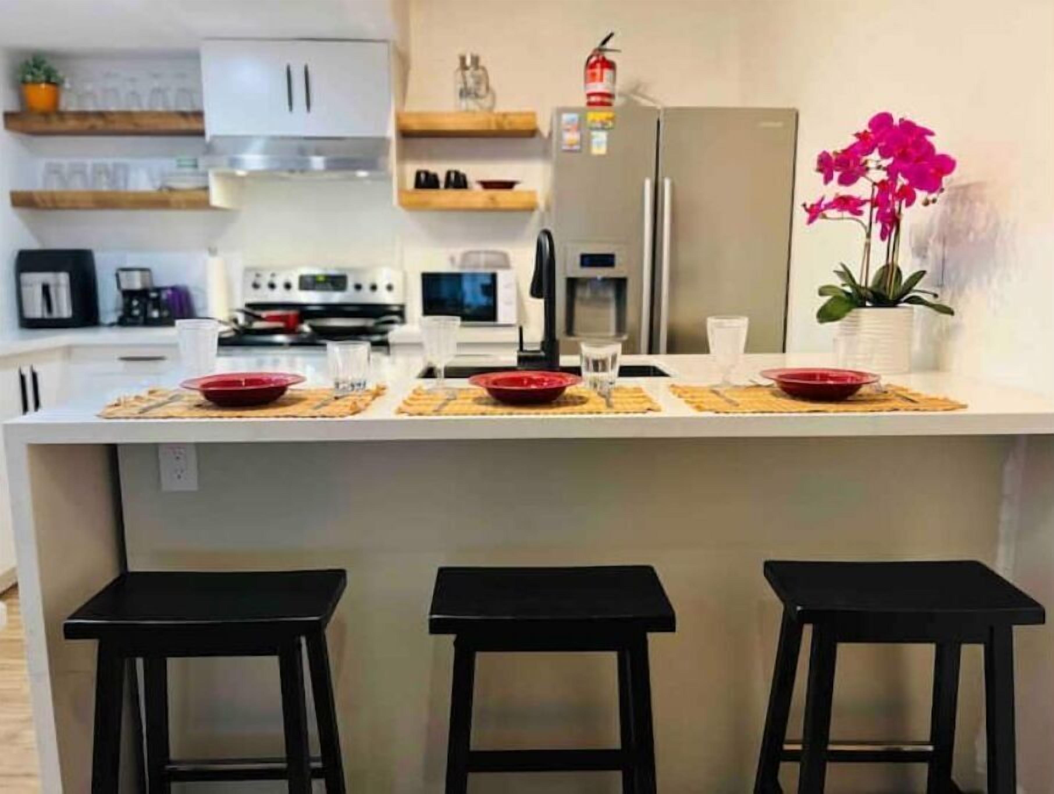 Four à micro-ondes, un four, surface de cuisson, lave-vaisselle