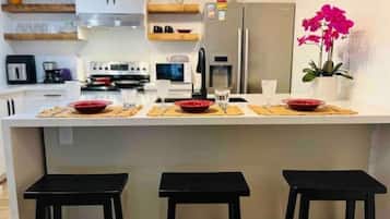 Four à micro-ondes, un four, surface de cuisson, lave-vaisselle