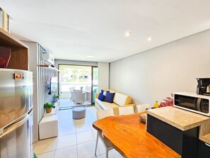 Classic Apartment | Living area | 40-inch TV with digital channels - Flats à beira-mar no Carneiros Beach Resort (Tamandaré)