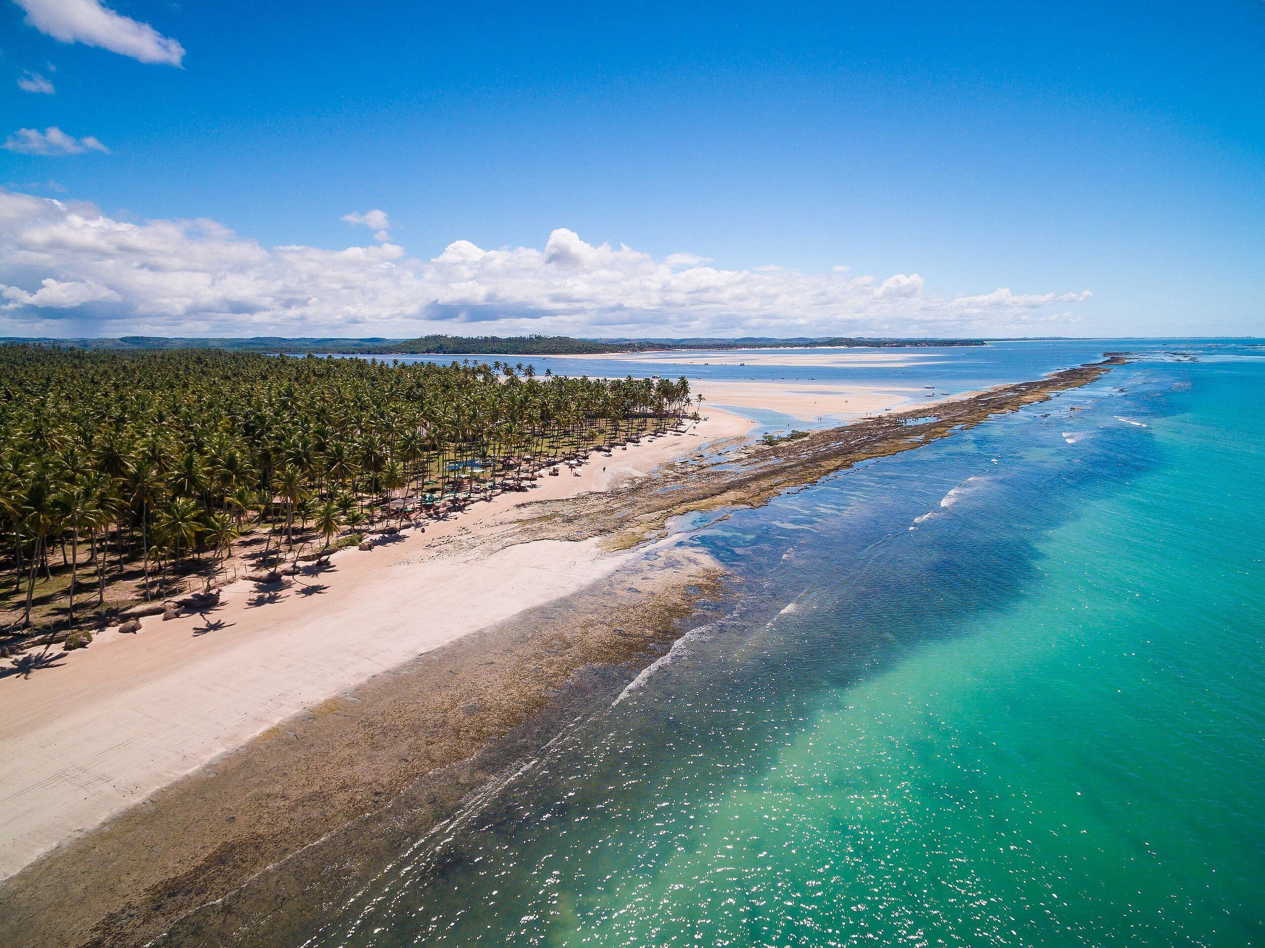 Na praia, areia branca 