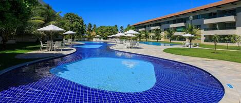 3 piscines extérieures