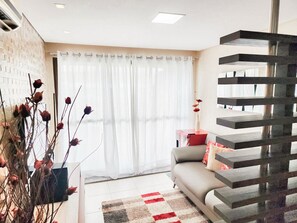 Familienapartment | Wohnbereich | 40-Zoll-Fernseher mit Digitalempfang