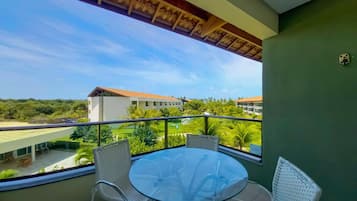 Apartamento conforto | Opções para refeição ao ar livre