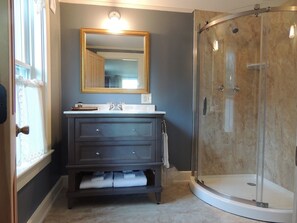 Deluxe Double Room, 1 Queen Bed, Non Smoking, River View | Individually decorated, individually furnished, blackout drapes - Chandler River Inn (Jonesboro)