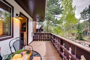 Outdoor dining - Estes Park Condo Rental: Balcony w/ River Views! (Estes Park)