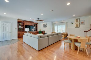 Televisión, chimenea, tenis de mesa y libros