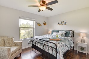 4 bedrooms, desk, iron/ironing board, Internet - Inviting Granbury Home w/ Fire Pit: 3 Mi to Lake! (Granbury)