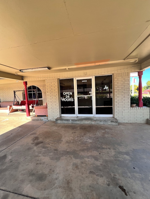 Reception - Economy Inn Express (Pauls Valley)