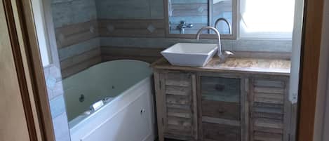 Baignoire à remous, séchoir à cheveux, serviettes fournies, savon