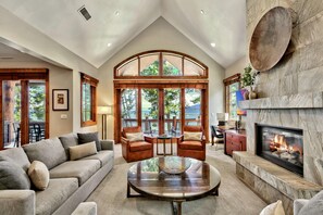 Télévision, cheminée, espaces bureaux