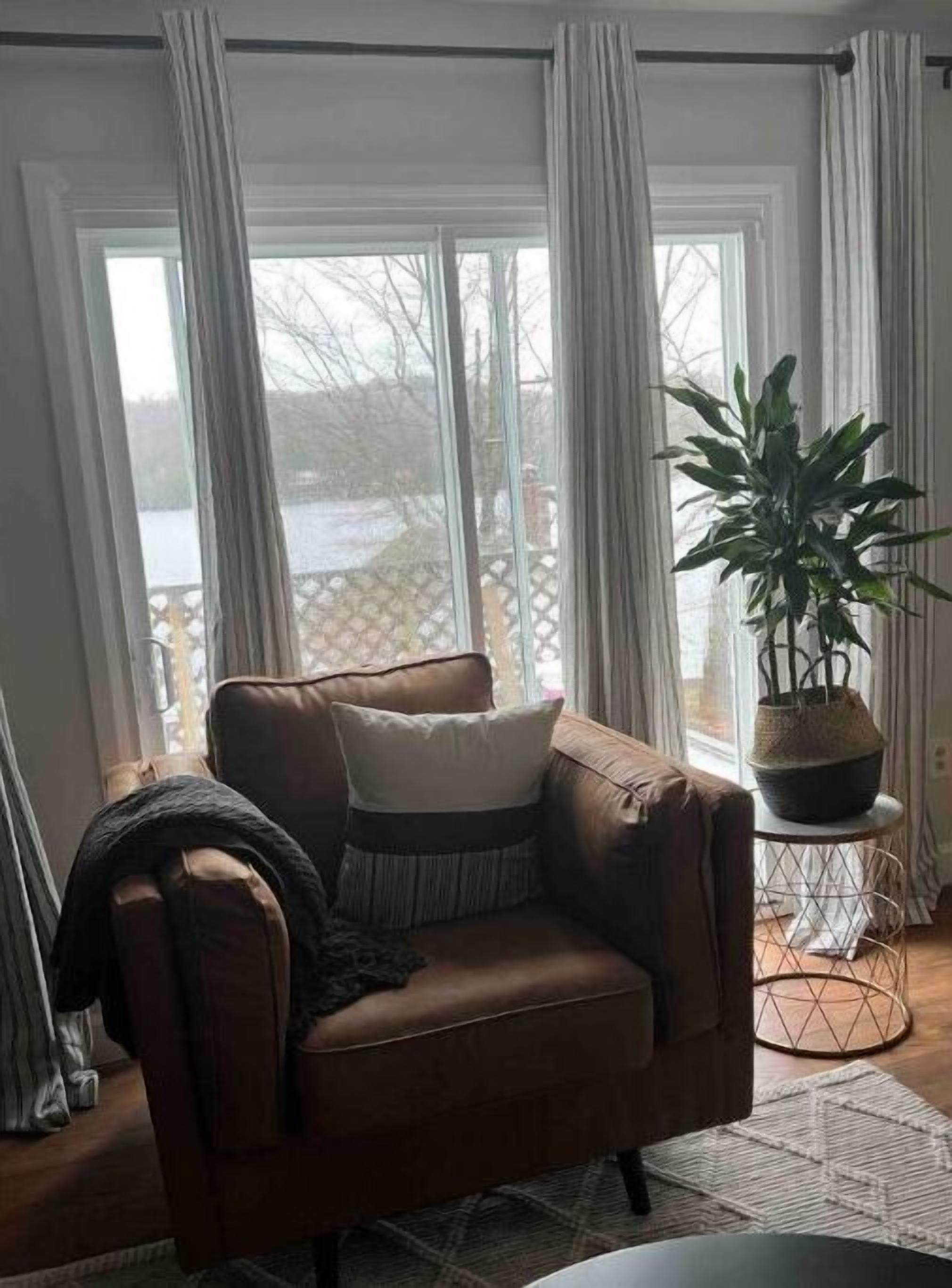 TV connectée, cheminée, livres