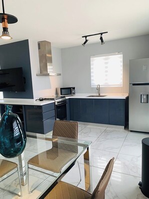 Fridge, microwave, oven, stovetop - Xevize Apartment 3-Modern2BDR-1BTH-perfect location (Eagle)
