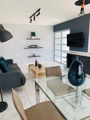 Smart TV - Xevize Apartment 3-Modern2BDR-1BTH-perfect location (Eagle)