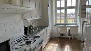 Apartment, Multiple Beds | Private kitchen | Fridge, microwave, oven, stovetop