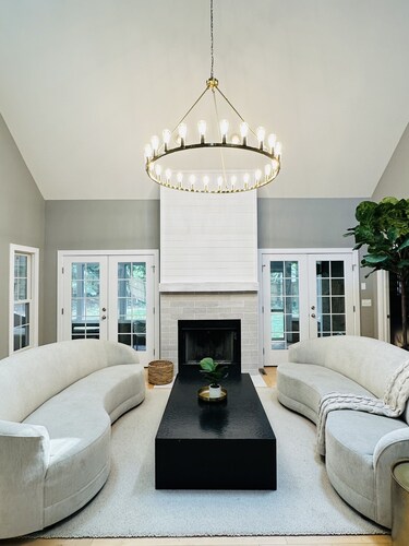 Modern Lakeshore Home! 2 minute drive to the beach! Community pool 3 houses away
