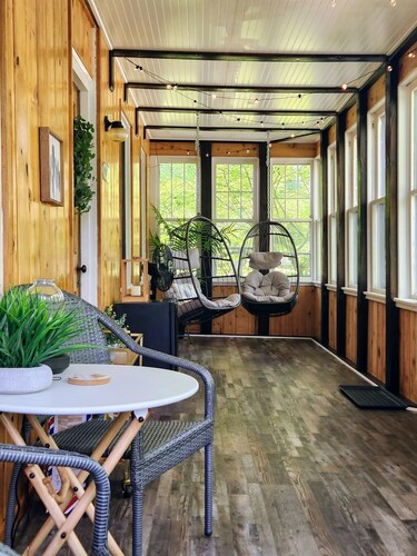 Winter Fun Near Ski Hills with King bed and NEW Sauna