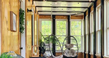 Winter Fun Near Ski Hills with King bed and NEW Sauna