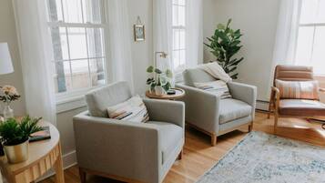 Televisor intel·ligent, llar de foc, llibres i biblioteca musical