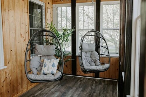 Winter Fun Near Ski Hills with King bed and NEW Sauna