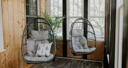 Winter Fun Near Ski Hills with King bed and NEW Sauna