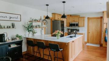 Frigorífic, microones, forn i placa de cuina