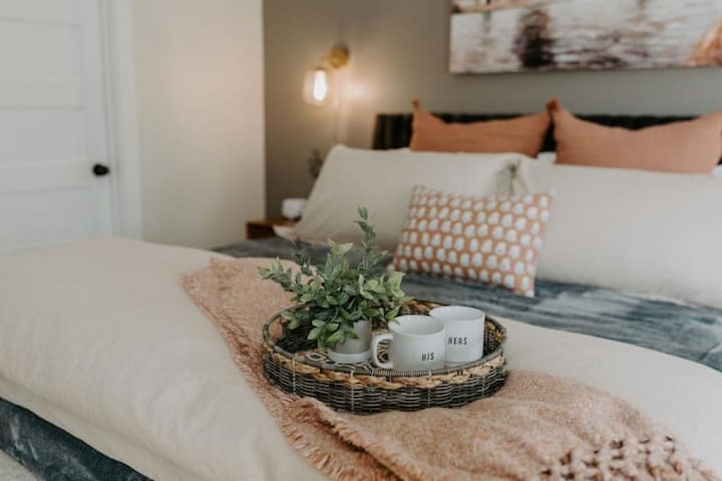 4 chambres, bureau, fer et planche à repasser, lit parapluie