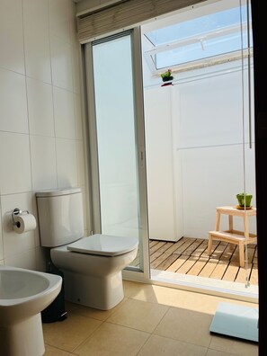 Douche, sèche-cheveux, bidet, serviettes fournies