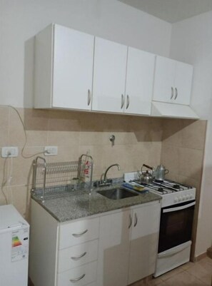 Horno, utensilios de cocina, especias, servilletas de papel